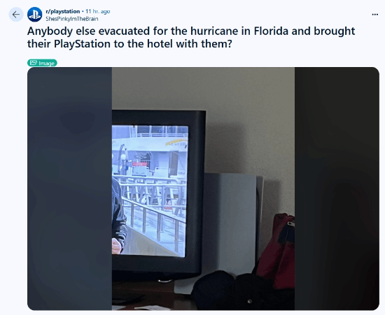 外国人为逃避飓风，带着PS5在酒店玩游戏